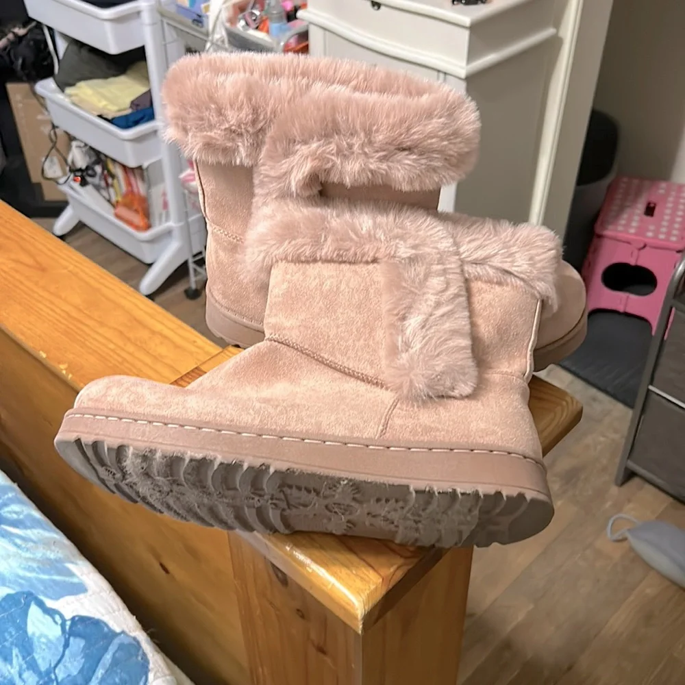 SO Paulina Woman’s Faux Fur Winter Boots. Mauve - Picture 1 of 6